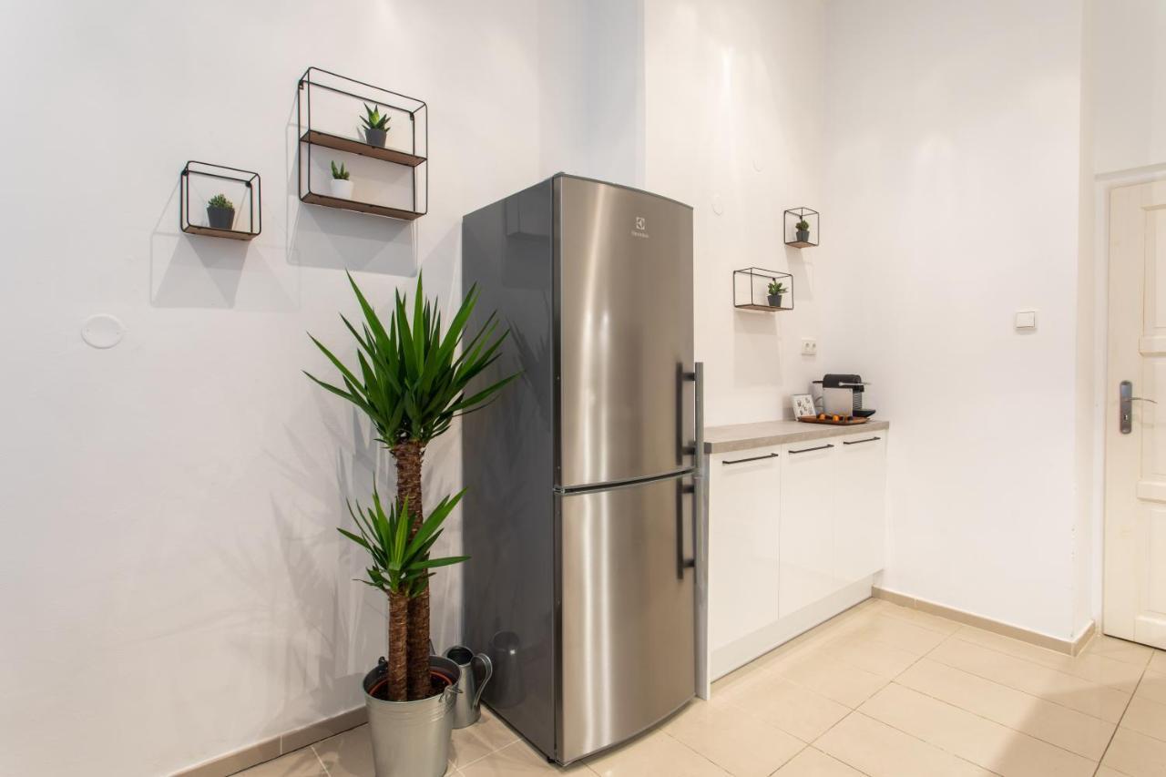 Spacious Apartments Near The River Прага Экстерьер фото